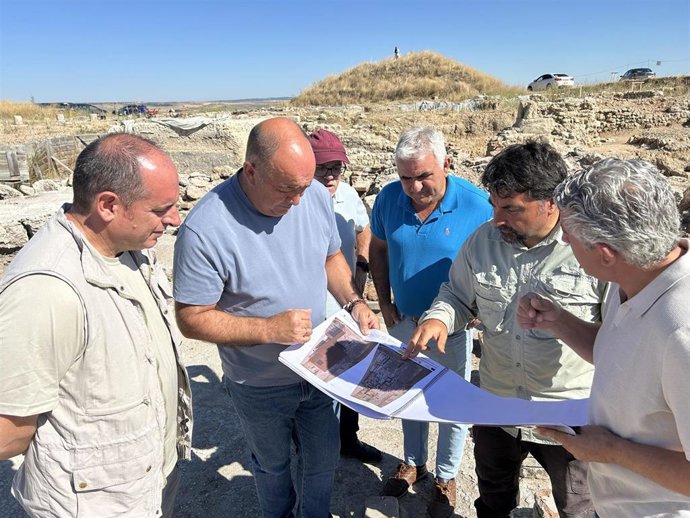 El presidente de la Diputación, Miguel Ángel de Vicente (segundo, izquierda), escucha los detalles sobre el proyecto de musealización junto al director de las excavaciones, Santiago Martínez (izda) y el diputado de Cultura, José María Bravo (dcha)
