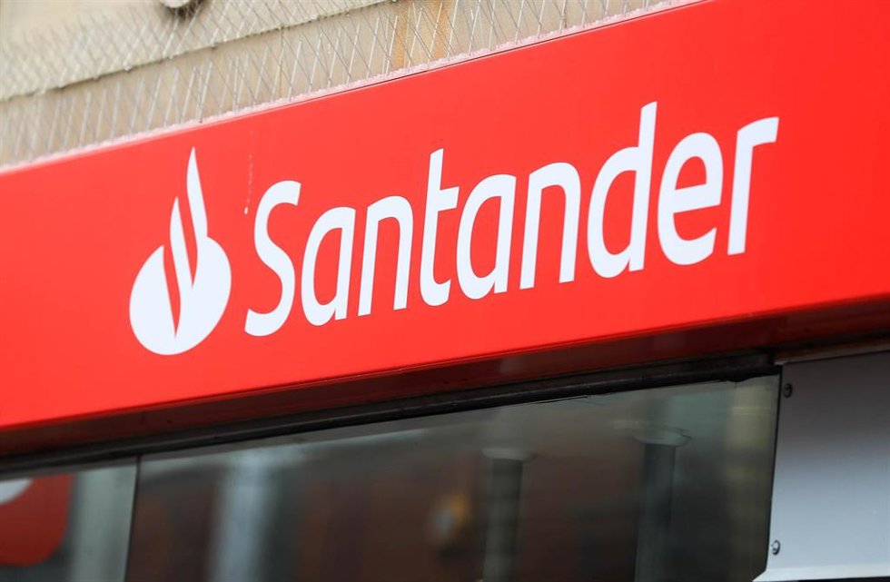 Archivo - FILED - 11 September 2020, United Kingdom, London: A branch of Santander pictured in London . Around 750 jobs are at risk of redundancy at Santander UK as the high street lender announced another 95 branch closures and sweeping changes across 