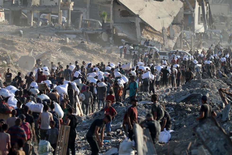 Miles de palestinos reciben ayuda humanitaria en la Franja de Gaza