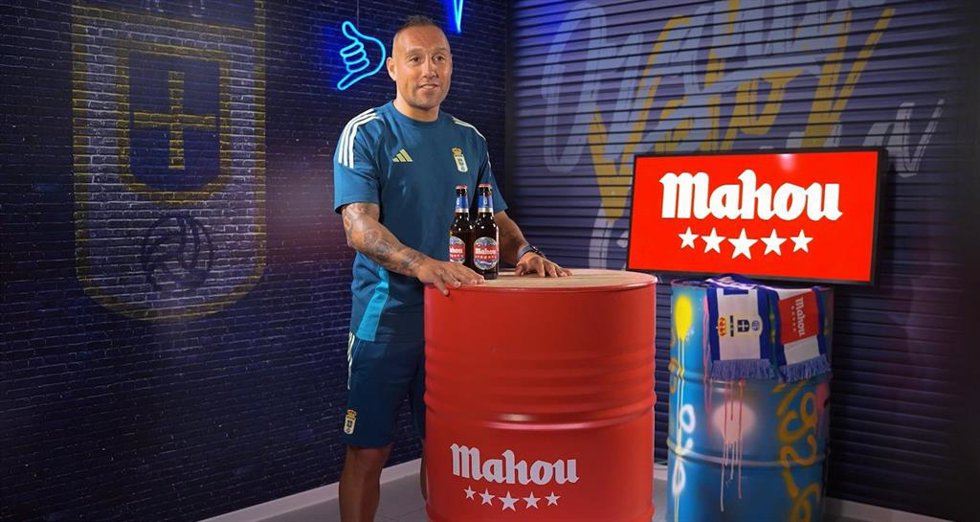 El centrocampista del Real Oviedo Santi Cazorla con la botella conmemorativa de Mahou Cinco Estrellas del ascenso y centenario del club