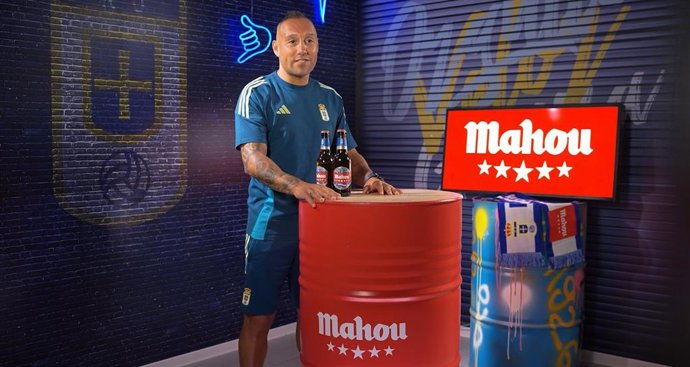 El centrocampista del Real Oviedo Santi Cazorla con la botella conmemorativa de Mahou Cinco Estrellas del ascenso y centenario del club