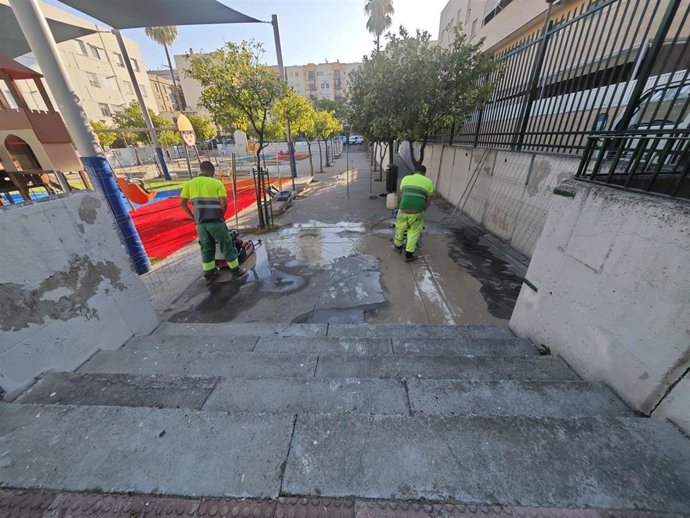 Trabajadores durante la recuperación y mejora de la Plaza de Amoríos en Sevilla Este.