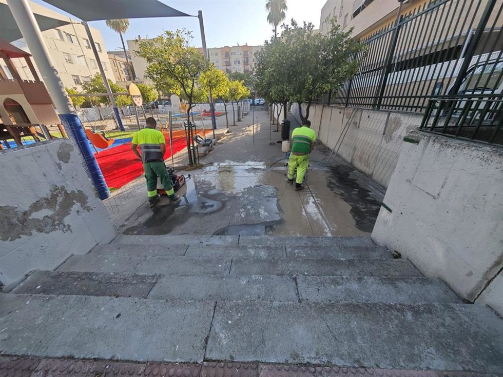 Trabajadores durante la recuperación y mejora de la Plaza de Amoríos en Sevilla Este.