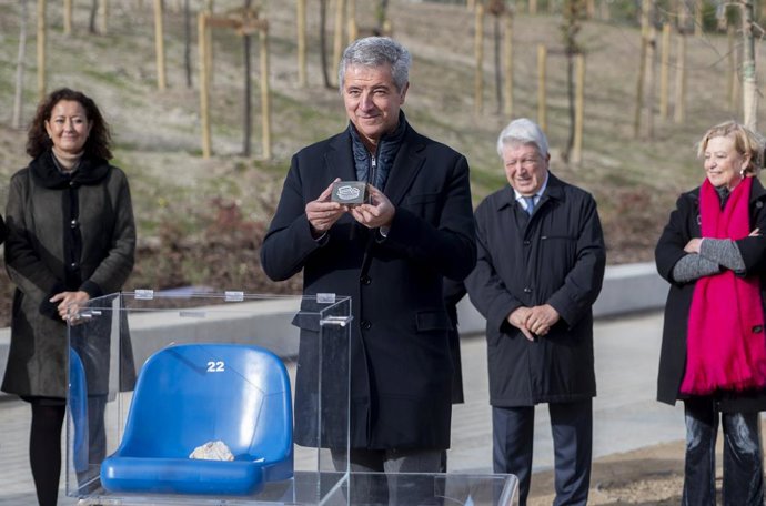 Archivo - El empresario Miguel Ángel Gil Marín, introduce en una urna un trozo de césped del estadio Vicente Calderón en una urna en el espacio verde construido sobre el cubrimiento de la M-30 en el ámbito Mahou-Calderón, a 9 de diciembre de 2024, en Madr