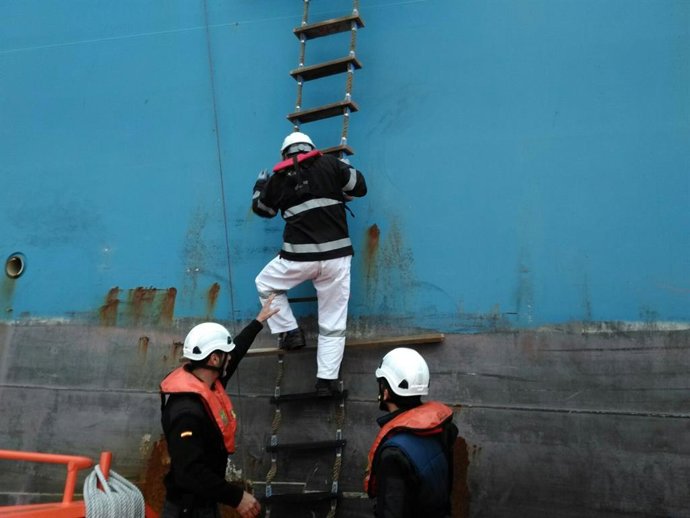 Inspector de seguridad embarcando en un buque.