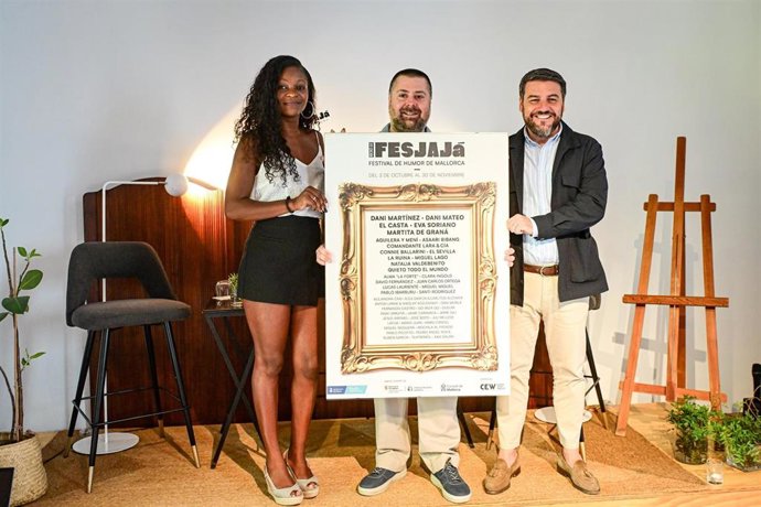 (I-D) La actriz y humorista Asaari Bibang; el director del festival, Julio Alberto González, y el teniente de alcalde y regidor de Cultura del Ayuntamiento de Palma, Javier Bonet.   