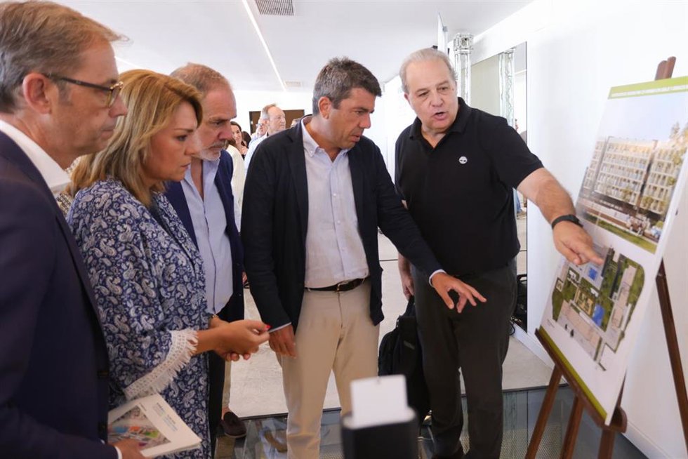El 'president' de la Generalitat Valenciana, Carlos Mazón, visita las obras de viviendas de alquiler social del Plan Vive en Sant Joan d'Alacant