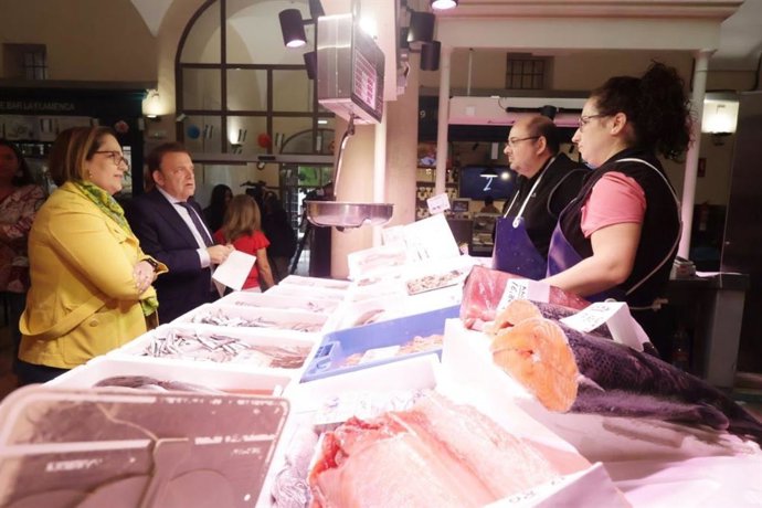 La teniente de alcalde de Economía y Empleo y presidenta del Imdeec, Blanca Torrent, visita un mercado municipal.