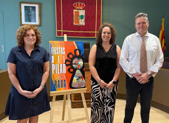 Cristina Canales, Noemi Ruiz y el alcalde de Fraga, Ignacio Gramún, con el cartel ganador.