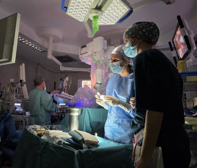 Imagen de enfermeros realizando una intervención quirúrjica.
