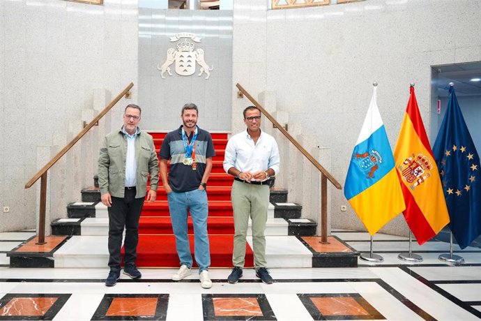 El consejero de Deportes del Gobierno canario, Poli Suárez, y el viceconsejero de la Actividad Física, Ángel Sabroso, en el recibimiento al deportista grancanario Carmelo Pérez, campeón mundial de duatlón paralímpico en 2025