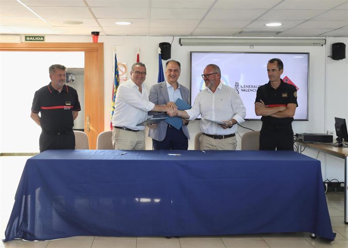 Los consorcios de bomberos de Alicante y Valencia firman un protocolo para "actuar de forma conjunta" ante emergencias