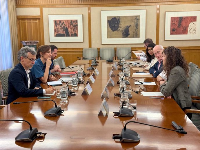 Imagem da reunião entre a Ministra da Saúde, Mónica García, e os médicos.