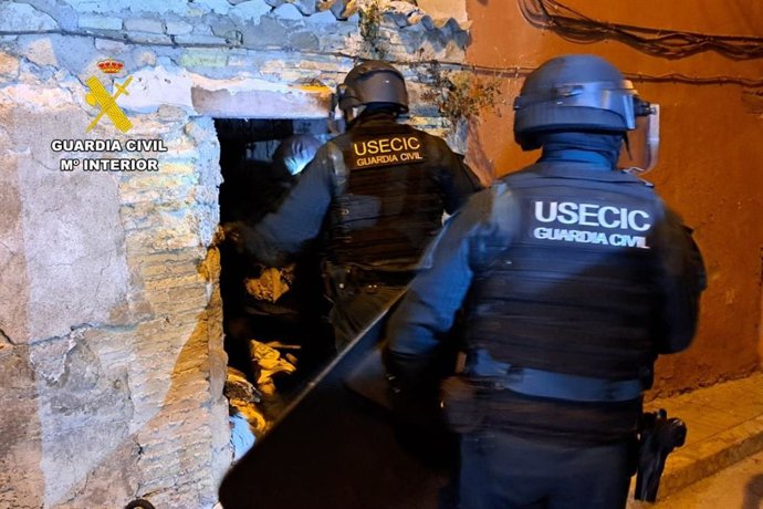 Agentes de la USECIC de la Guardia Civil acceden a la vivienda del preso fugado.
