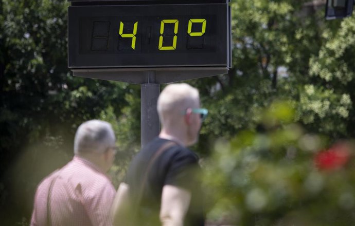 Archivo - Termómetro de calle marcando 40 grados.