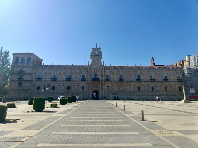 Archivo - Fachada del Parador San Marcos de León.
