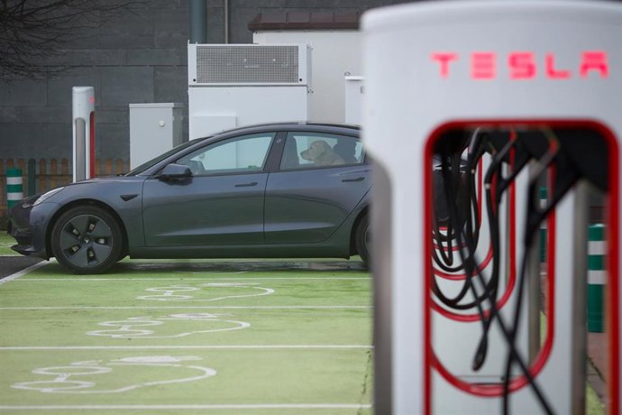 Archivo - Un vehículo en un punto de carga en una electrolinera