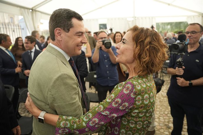 Archivo - El presidente de la Junta de Andalucía, Juanma Moreno, y la vicepresidenta primera y ministra de Hacienda, María Jesús Montero, en una imagen de junio en un acto en Sevilla. 