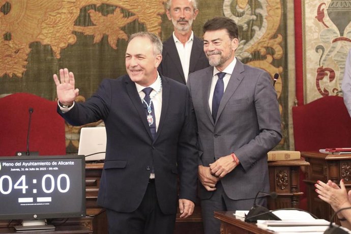 El nuevo concejal del PP en el Ayuntamiento de Alicante, Rafael Alemañ (i), y el alcalde de la ciudad, Luis Barcala (d), durante la toma de posesión del edil en el pleno de julio