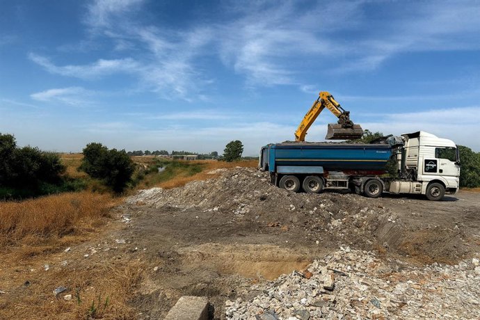 Imagen de uno de los camiones retirando residuos del río Guadaíra dentro del proyecto medioambiental ‘Fluye’ de imagin.