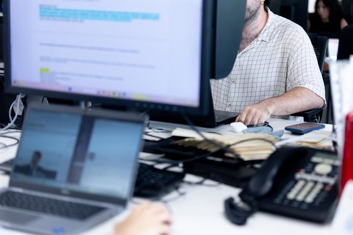 Varias personas en una oficina, a 28 de julio de 2025, en Madrid (España). Según el informe publicado por el Observatorio Nacional de Tecnología y Sociedad (Ontsi) ‘La Sociedad Digital en España 2024’, el 69,9% de las personas ocupadas trabajan siempre fu