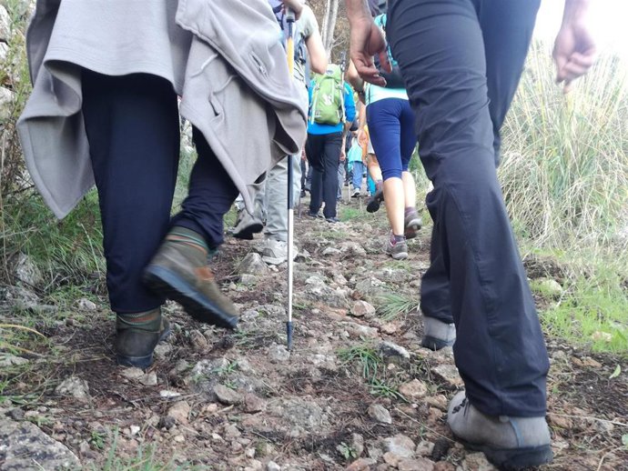 Archivo - Senderistas en la montaña.