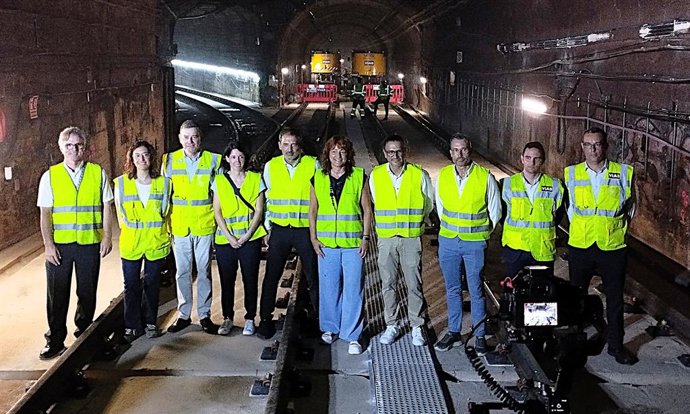 En el centre, la presidenta de TMB, Laia Bonet, lidera la visita a les obres de la L4 del Metre de Barcelona en l'estació de Maragall
