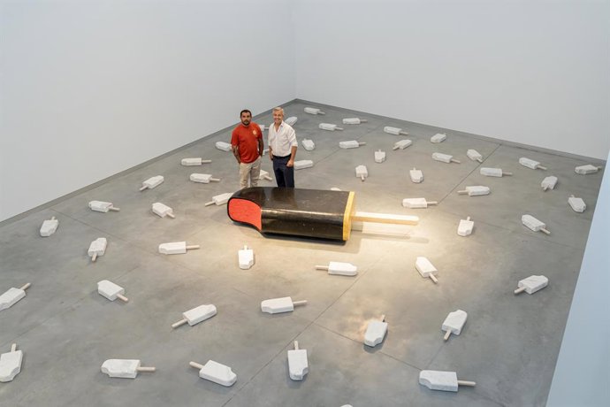 El alcalde de Estepona, José María García Urbano, y el artista Juan Miguel Quiñones han visitado la exposición 'Quiñones: Al Origen'.