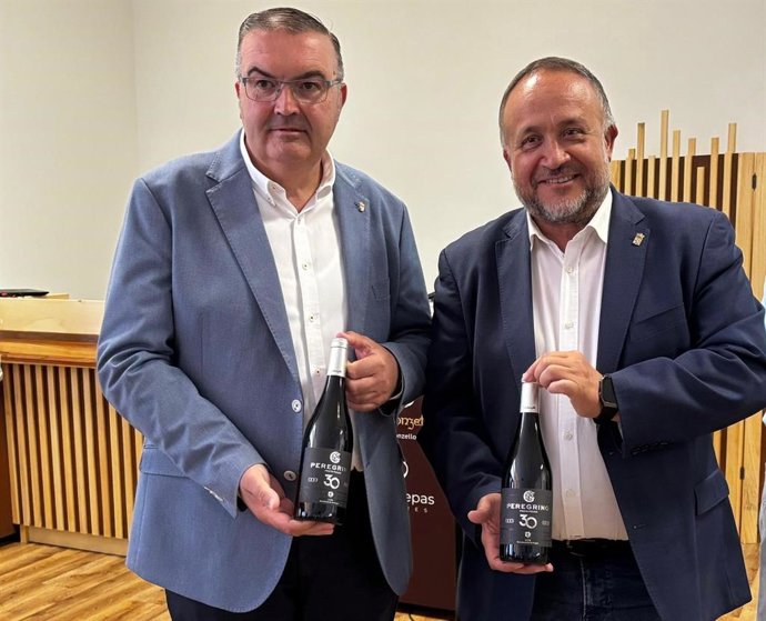 El presidente de la Diputación de León, Gerardo Álvarez Courel (derecha) y el vicepresidente de la Diputación de León y responsable del área Productos de León, Roberto Aller (izquierda), en la celebración del trigésimo aniversario de Bodegas Gordonzello.