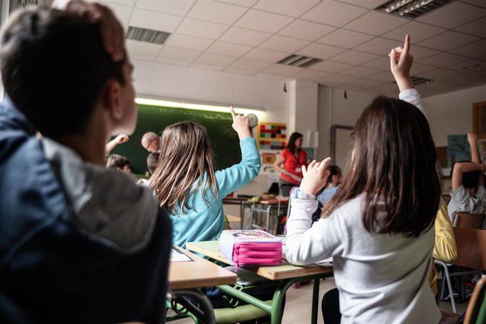 Archivo - Imagen de recurso de alumnado en una escuela