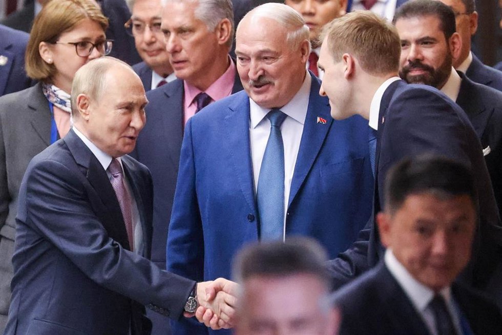 Archivo - Vladimir Putin saluda a Alexander Lukashenko y al hijo de este último, Nikolai 