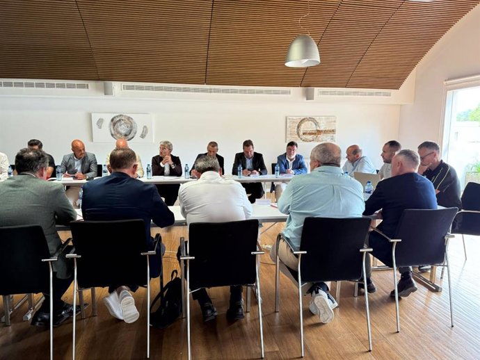 El presidente de la Real Federación Española de Fútbol (RFEF), Rafael Louzán, se reúne con los presidentes de los comités arbitrales de las federaciones territoriales