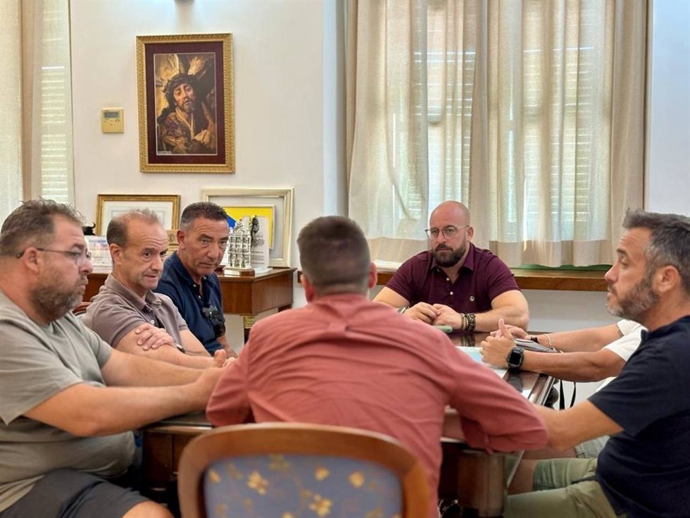 El alcalde de El Puerto de Santa María (Cádiz), Germán Beardo, y el teniente de alcalde de Desarrollo Sostenible, Jesús Garay, en una reunión con el comité de empresa del servicio de autobuses urbanos