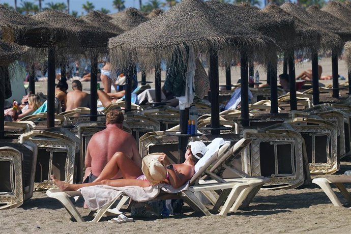 Numerosos turistas y malagueños disfrutan de la playa de La Malagueta. A 29 de julio de 2025, en Málaga (Andalucía, España).