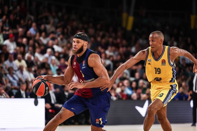 Archivo - Louis Olinde se empareja con Justin Anderson durante un partido en la Euroliga.