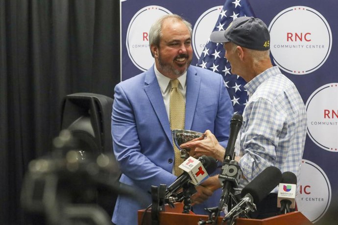 Archivo - 18 de outubro de 2022, Tampa, Flórida, EUA: O senador Joe Gruters, à esquerda, cumprimenta Rick Scott, à direita, que lhe entrega um prêmio durante um comício de divulgação do voto no Centro Comunitário Hispânico do RNC em Tampa, na terça-feira,