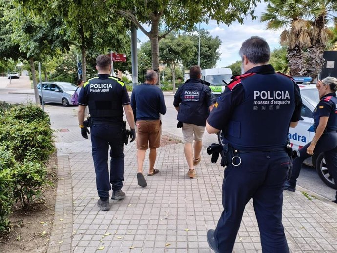 Los Mossos d'Esquadra y la Policía Local de Palafrugell (Girona) en su investigación a un hombre por 46 delitos contra extranjeros y falsificación de contratos