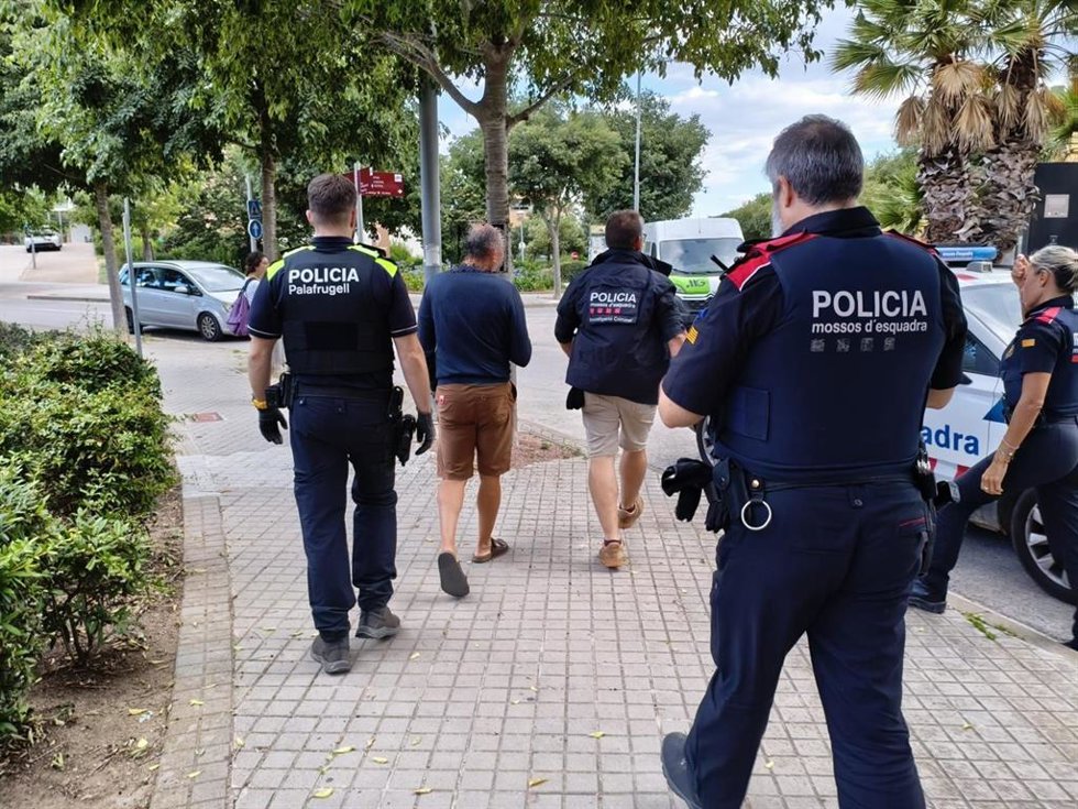 Los Mossos d'Esquadra y la Policía Local de Palafrugell (Girona) en su investigación a un hombre por 46 delitos contra extranjeros y falsificación de contratos