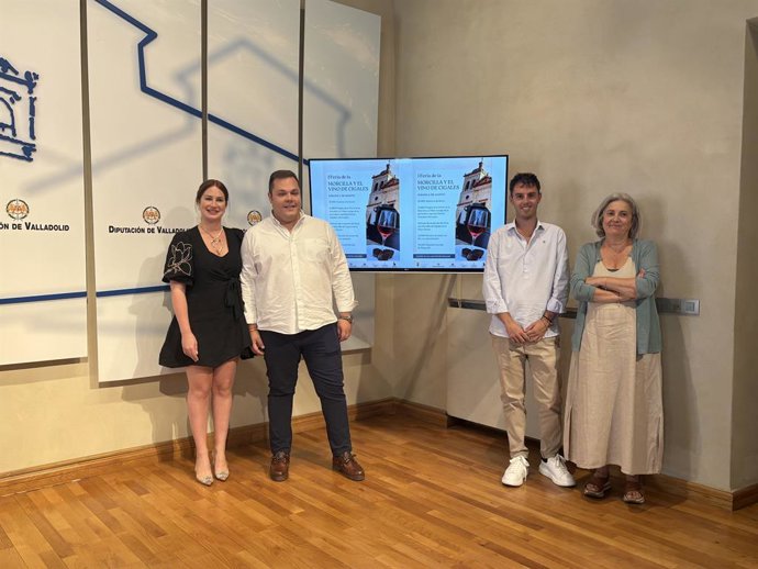 La diputada de Educación y Cultura, Yolanda Burgoa (izqda.), junto con el alcalde de Cigales, Jaime Rodríguez; el concejal de Juventud y Festejos, Pablo Centeno y la periodista cigaleña Nieves Caballero en la presentación de la feria
