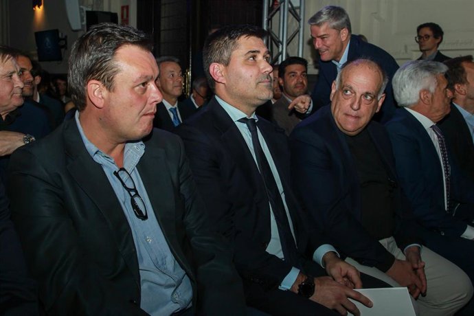 Archivo - David Aganzo, presidente de AFE, y Javier Tebas, presidente de LaLiga.