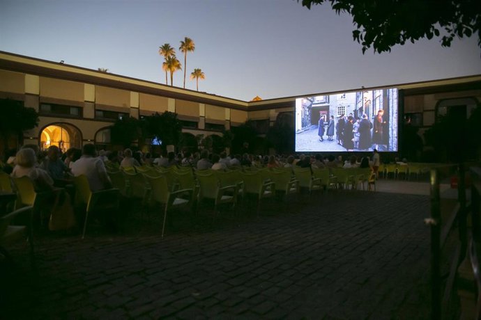 Archivo - Foto del lugar donde se realiza el Cine de Verano Patio de la Diputación de Sevilla.