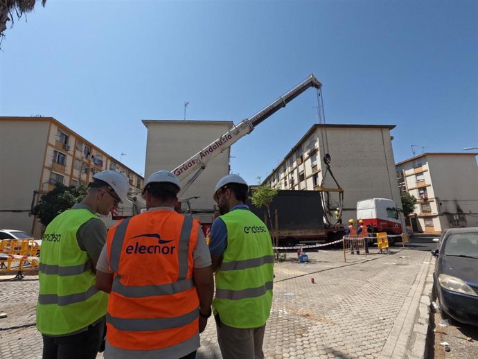 Trabajadores de Endesa durante la instalación del nuevo centro de transformación en el barrio de Los Pajaritos.