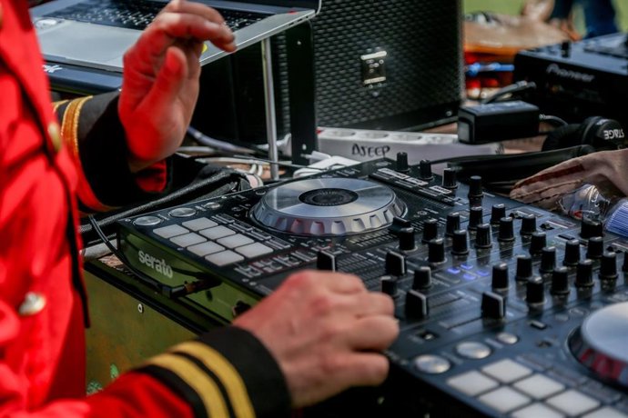 Archivo - Un DJ toca en el festival Elrow Town Madrid.