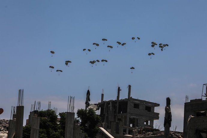 August 1, 2025, Gaza City, Gaza Strip, Palestinian Territory: An airplane drops humanitarian aid over Gaza as seen from northern Gaza Strip August 01, 2025. US special envoy inspected a US-backed food distribution centre in war-torn Gaza as the UN rights 