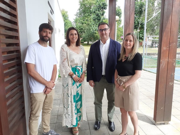Gabriel Zarca, responsable de la sede de los Cursos de Verano de la UC en Santa Cruz de Bezana; Cármen Pérez, alcaldesa del municipio; Alberto Quijano, director general de Medio Ambiente; y directora de Área de Cursos de Verano de la UC