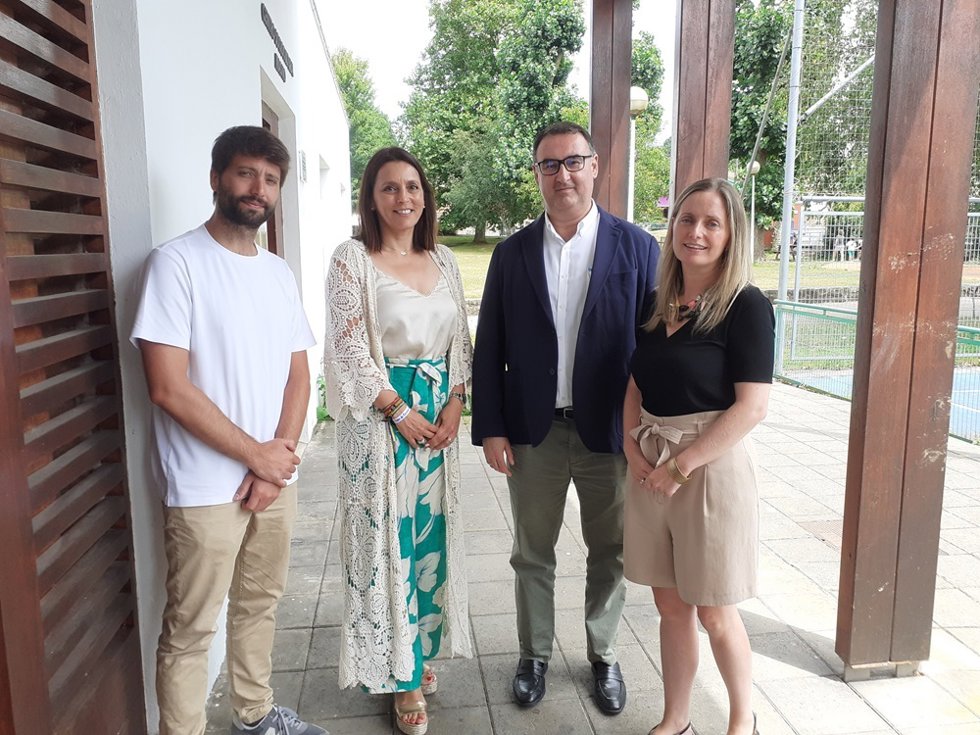 Gabriel Zarca, responsable de la sede de los Cursos de Verano de la UC en Santa Cruz de Bezana; Cármen Pérez, alcaldesa del municipio; Alberto Quijano, director general de Medio Ambiente; y directora de Área de Cursos de Verano de la UC