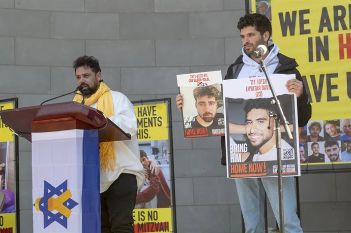 Archivo - February 23, 2025, New York, New York, United states: (new) rally to mark 506 days in hamas captivity. February 23, 2025, new york, new york, usa: (l-r) gal gilboa-dalal, nova survivor and brother of hostage guy gilboa-dalal, and ilay david, bro