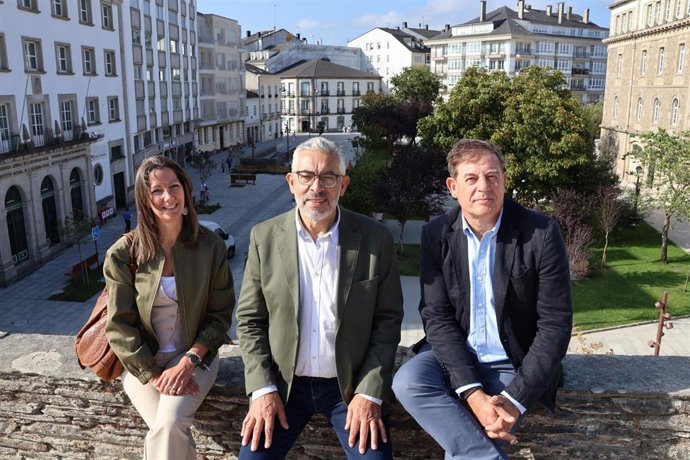 La secretaria de Organización del PSdeG, Lara Méndez; el alcalde de Lugo, Miguel Fernández; y el secretario xeral del PSdeG, José Ramón Gómez Besteiro, en la Muralla