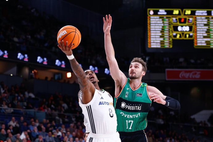 Archivo - Sam Dekker intenta taponar a Xavier Rathan-Mayes en el Real Madrid-Joventut de la Liga Endesa 24-25