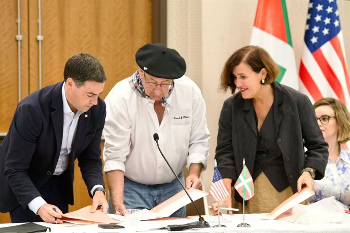Firma del acuerdo de colaboración entre Etxepare Euskal Institutua y NABO (North American Basque Organizations) para impulsar y consolidar la enseñanza del euskera en Estados Unidos